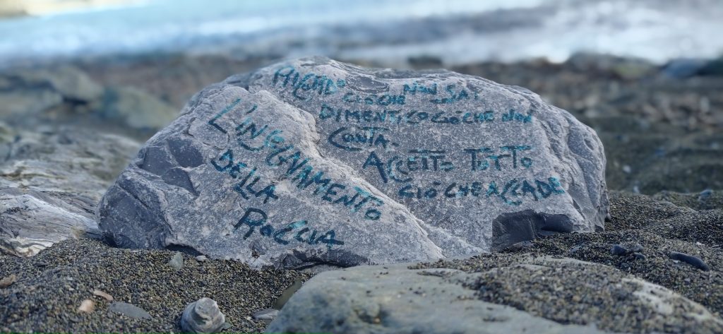 poesia su una roccia